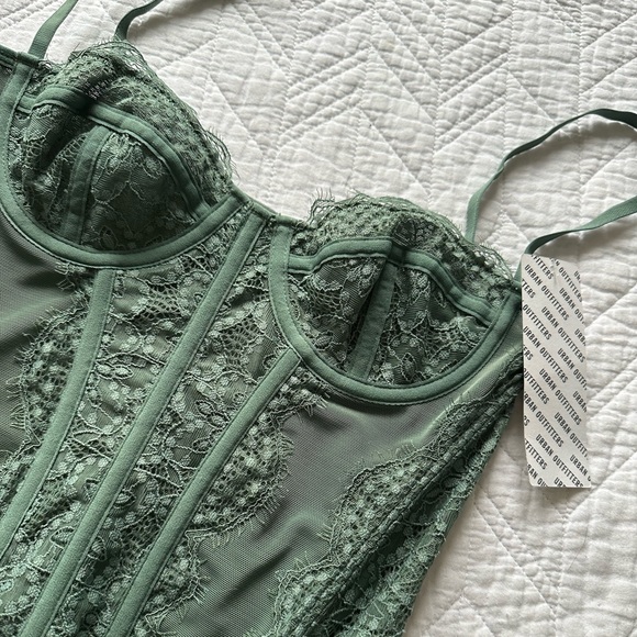 Out from under corset - Picture 2 of 8